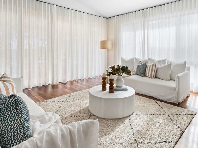 Beni Ouarain tapijt in een lichte woonkamer